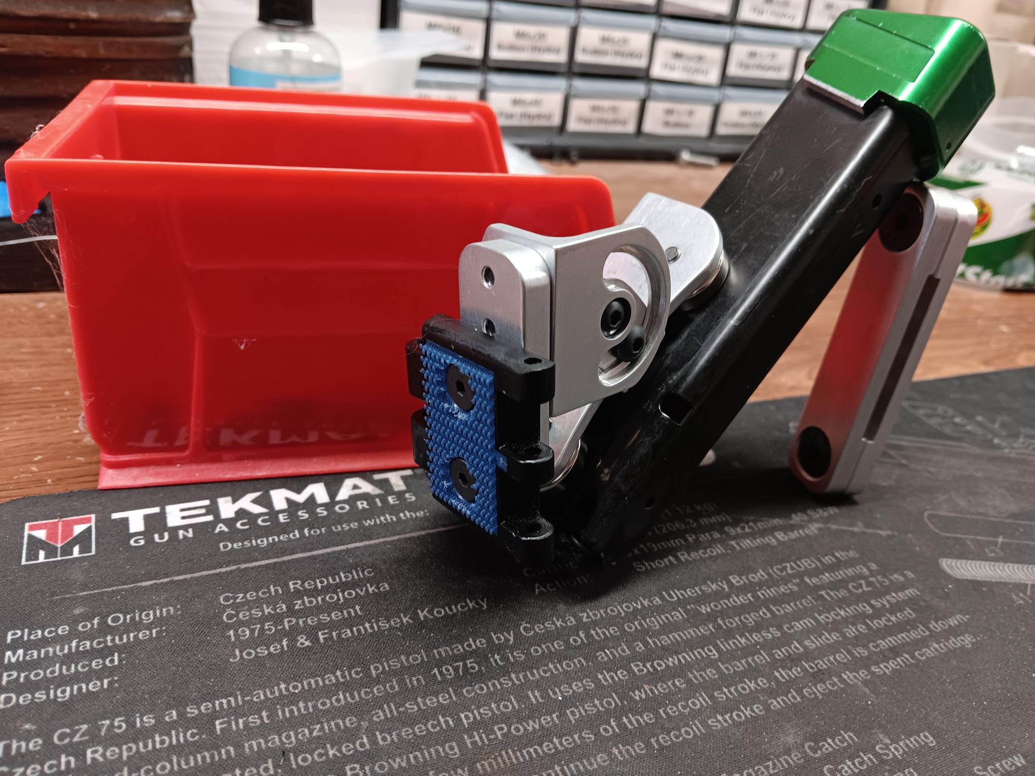 Magnetic Magazine Pouch from Lee Holster Hangers