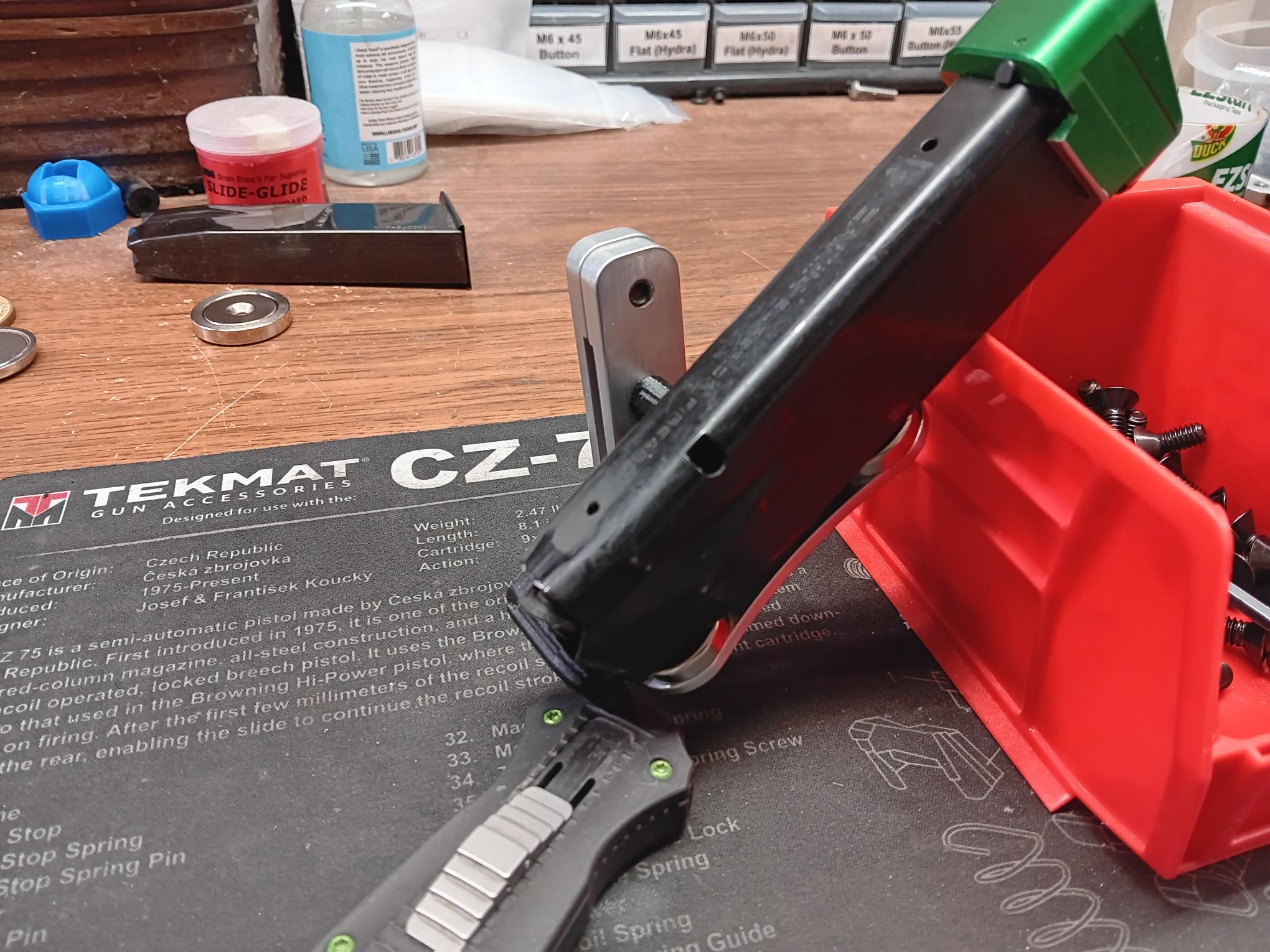 Magnetic Magazine Pouch from Lee Holster Hangers