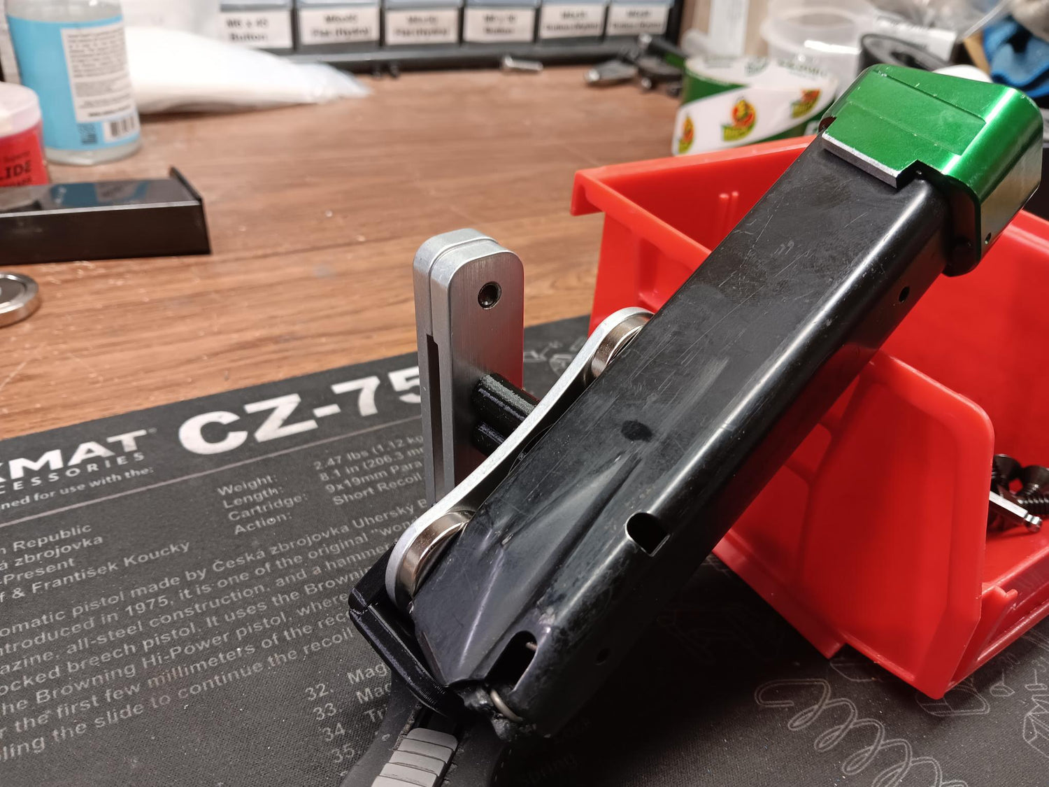 Magnetic Magazine Pouch from Lee Holster Hangers