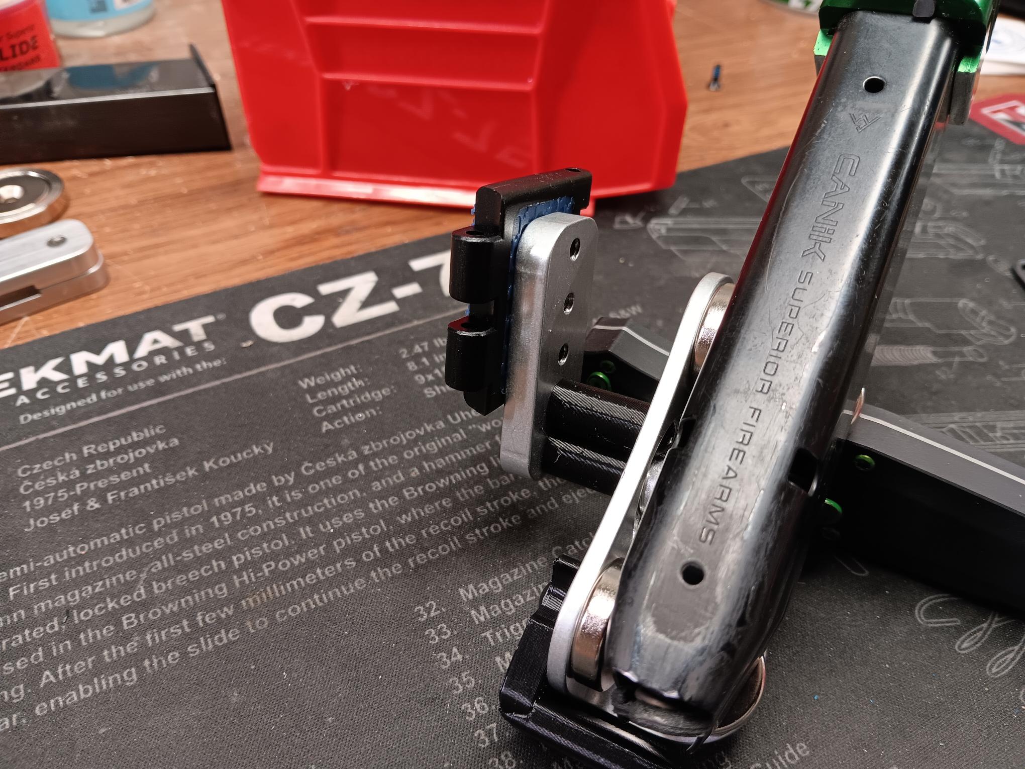 Magnetic Magazine Pouch from Lee Holster Hangers