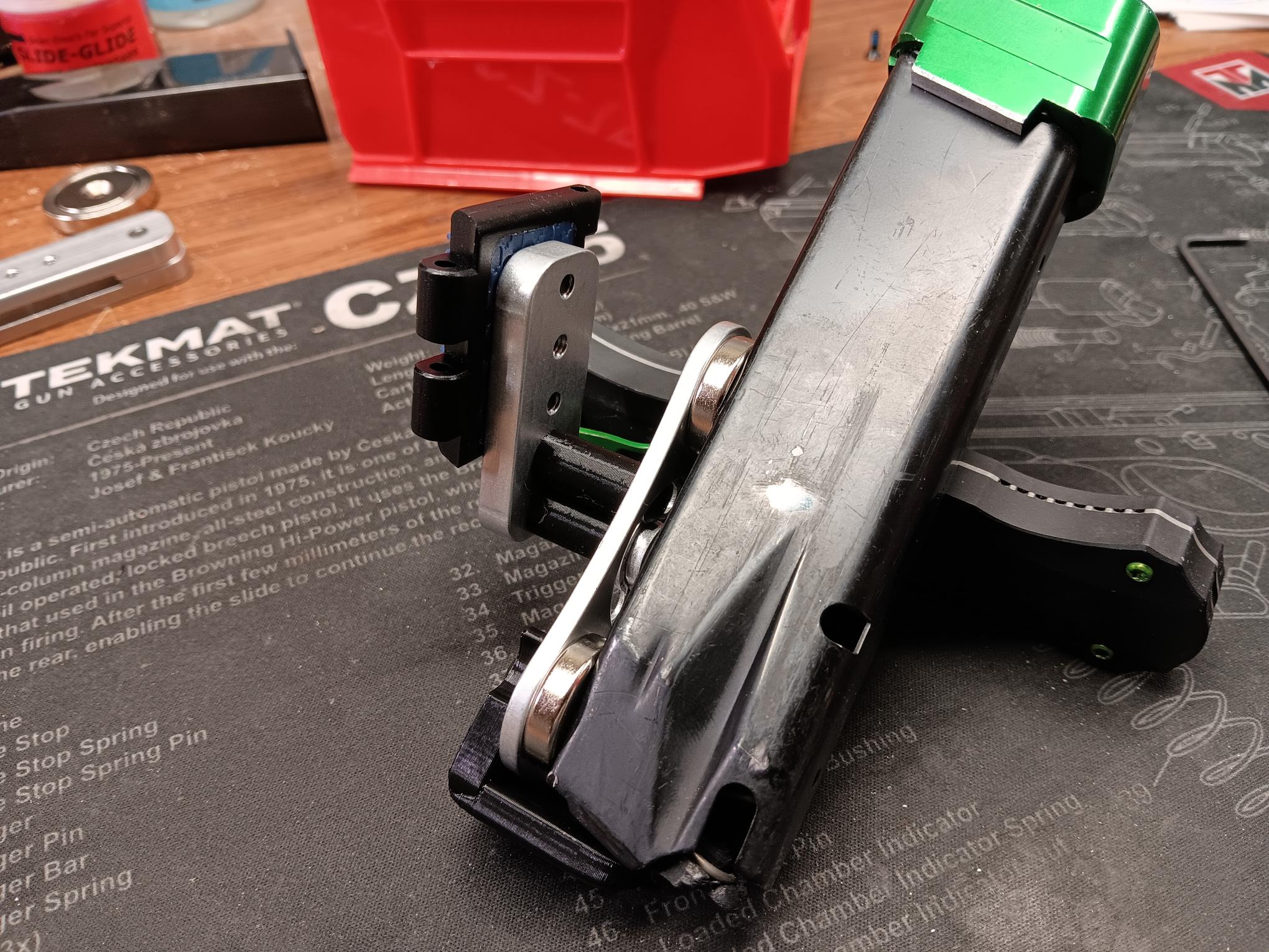 Magnetic Magazine Pouch from Lee Holster Hangers
