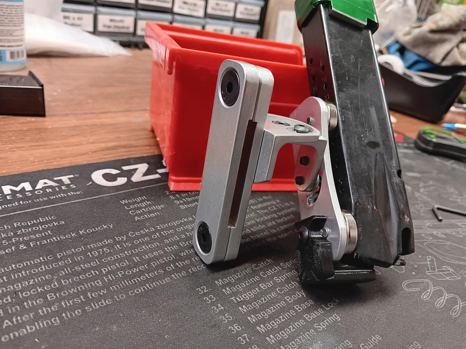 Magnetic Magazine Pouch from Lee Holster Hangers