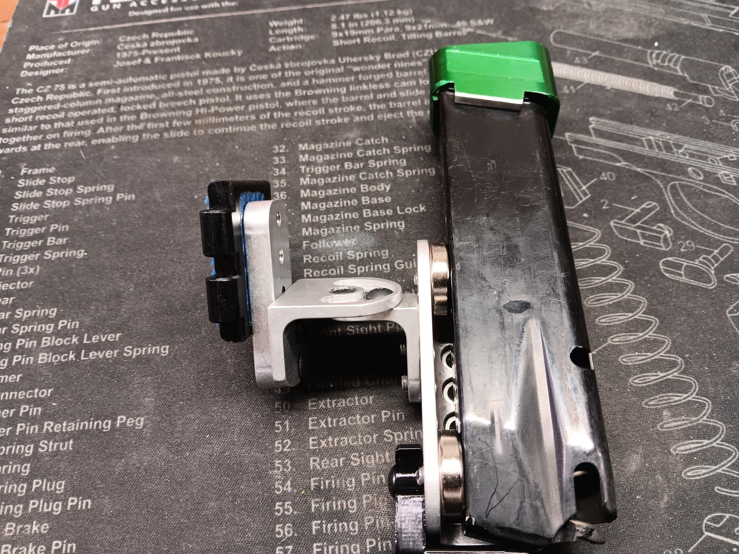 Magnetic Magazine Pouch from Lee Holster Hangers
