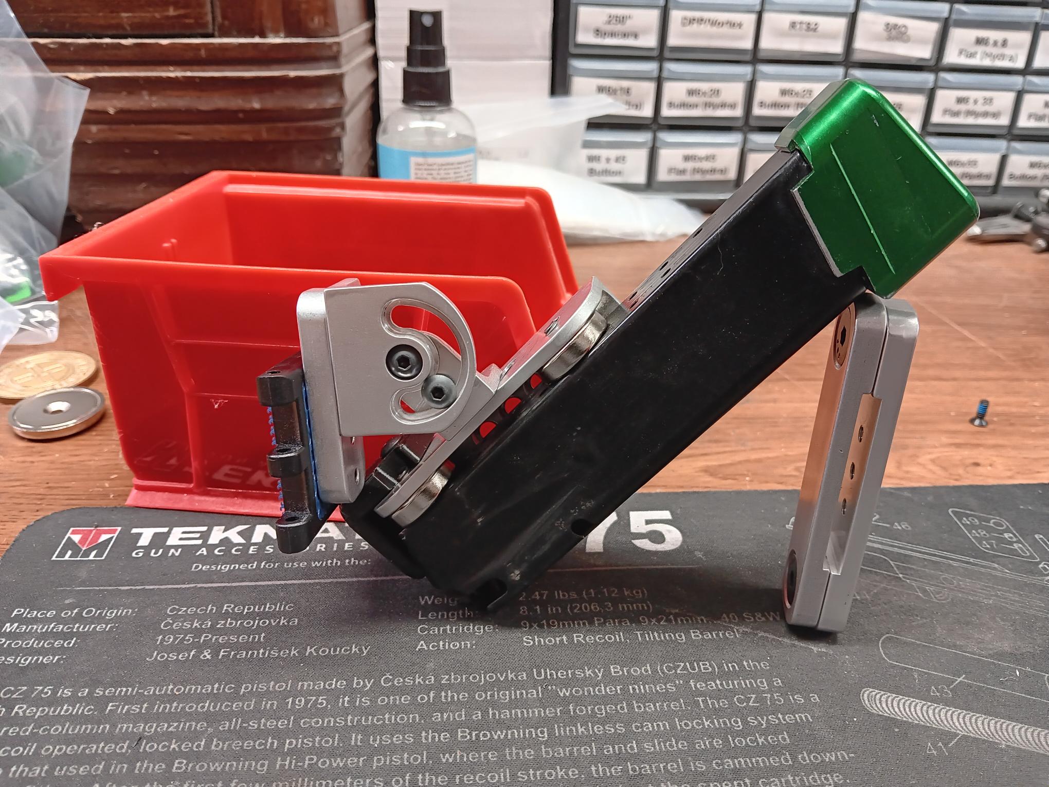 Magnetic Magazine Pouch from Lee Holster Hangers